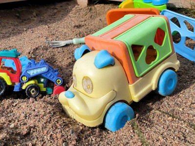 Ребенок захотел пройти на детскую площадку в Петербурге, был зажат воротами и не выжил