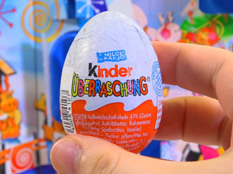 Когда мама открыла «Киндер-сюрприз», она тут же вызвала полицию