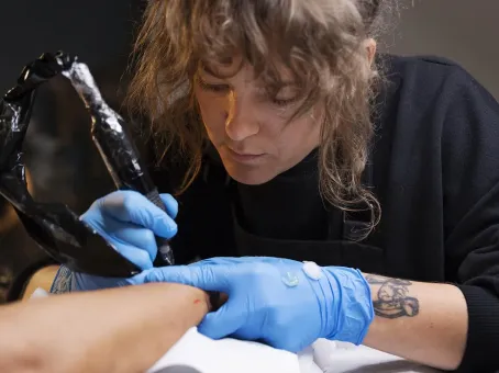 Врачи не стали реанимировать пациента из-за татуировки