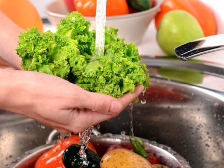 Почему нельзя мыть зелень: вердикт медиков удивил