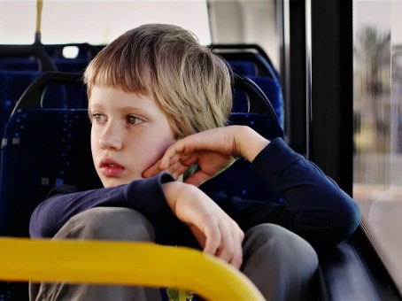 Мама попросила уступить место ее ребенку:  ответ был  гениален