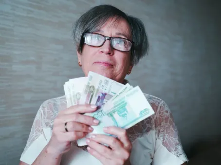 Деньги уже распределяют: кому положена апрельская доплата к пенсии