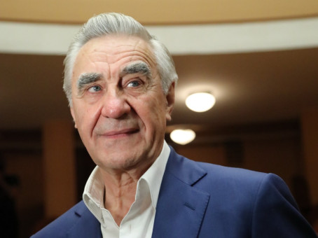 Внуков заблокировал: что скрывает звезда «Сватов» Васильев
