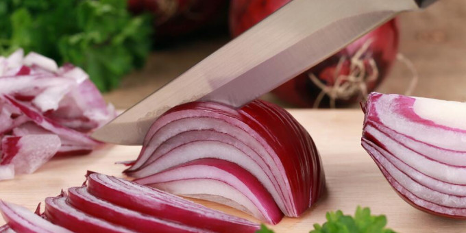 Хитрый трюк, как резать лук без единой слезинки