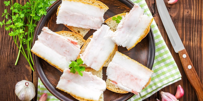 Медики рассказали, кому нельзя есть сало