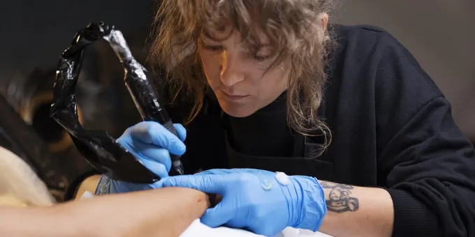 Врачи не стали реанимировать пациента из-за татуировки