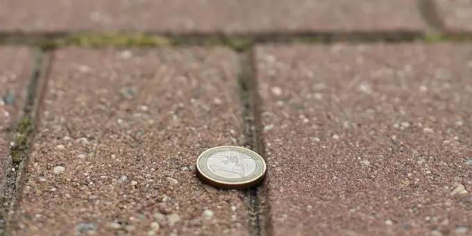 Почему запрещается подбирать найденную монету: важные приметы