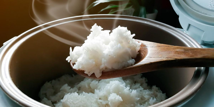 Наберите рис в ложку и подожгите его: результат удивит