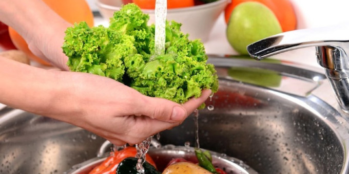 Почему нельзя мыть зелень: вердикт медиков удивил