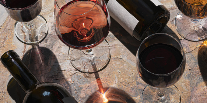 Медики рассказали, почему вино стоит пить как можно чаще