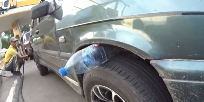 Пластиковая бутылка на колесе машины - опасный сигнал