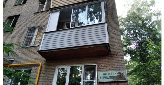 Штраф 10 000 рублей: за какие балконы в апреле начнут наказывать россиян