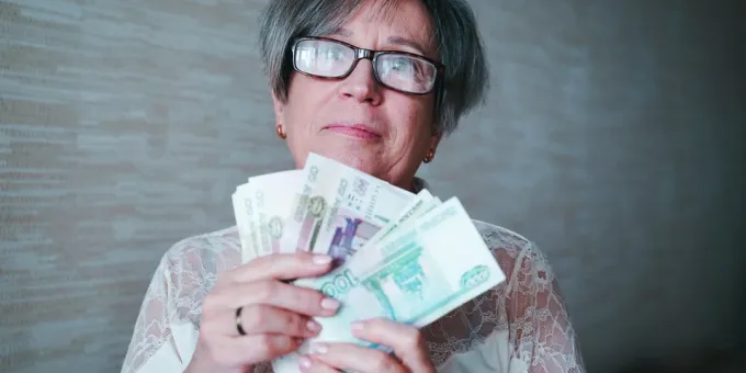 Деньги уже распределяют: кому положена апрельская доплата к пенсии