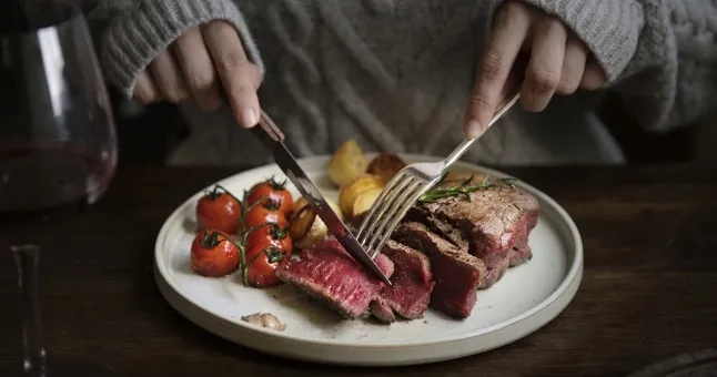 Почему опасно есть сырое мясо и рыбу