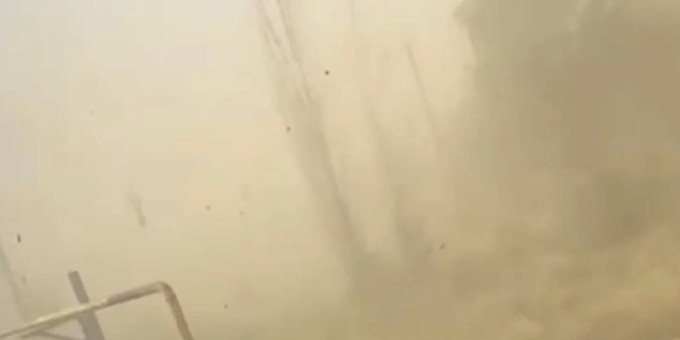 Пыльная буря обрушилась на два российских города и попала на видео