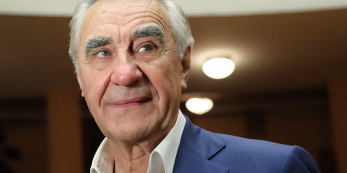 Внуков заблокировал: что скрывает звезда «Сватов» Васильев